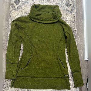 Woman’s crowl neck fleece sweater